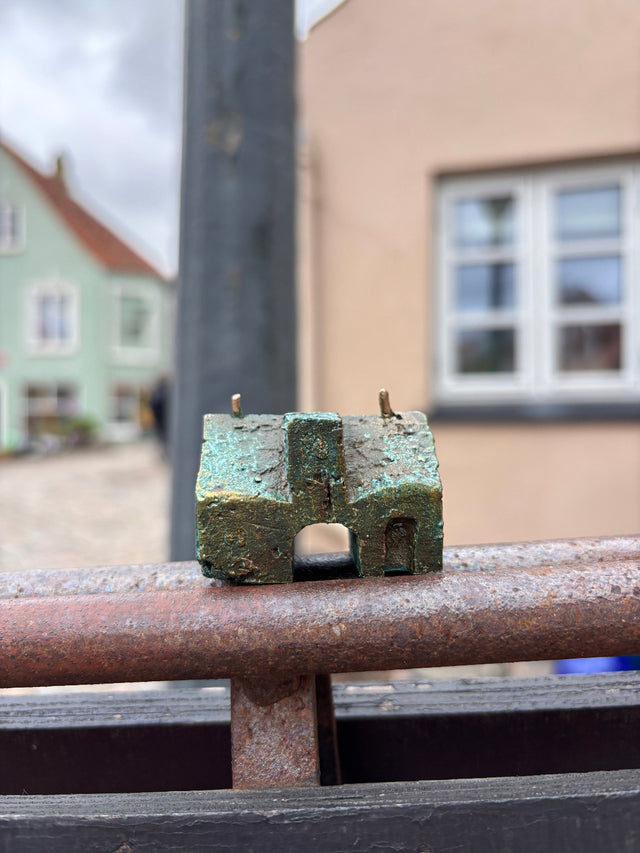 Hus #12 - lille bronze skulptur set fra siden - to former smeltet sammen - håndlavet af Harritsø