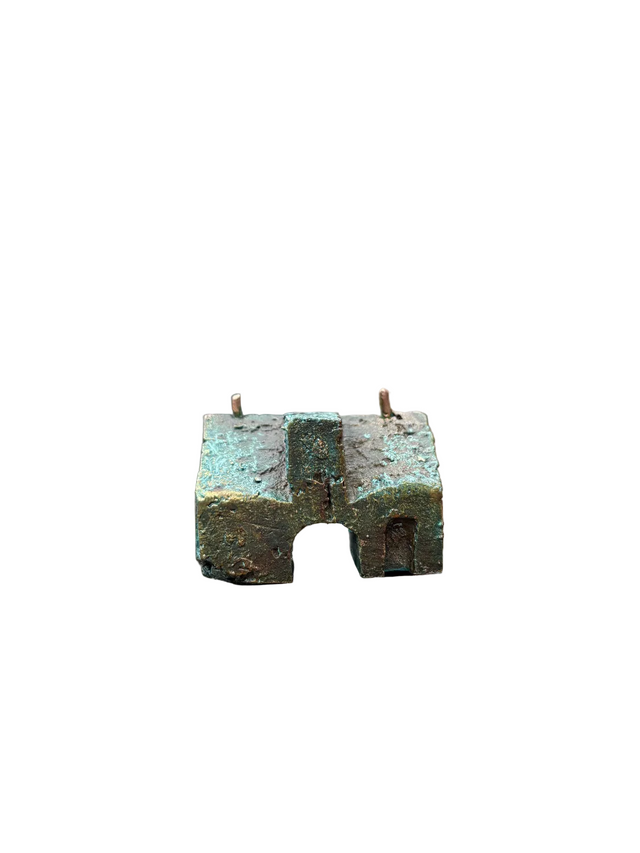 Hus #12 - lille bronze skulptur med fladt tag og bue i facaden - blågrøn patina - håndlavet af Harritsø