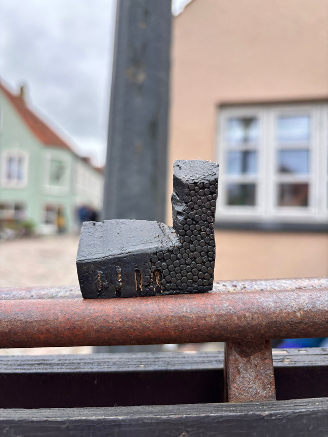 Hus #13 - lille bronze skulptur set fra siden - tårn med bobletekstur - håndlavet af Harritsø