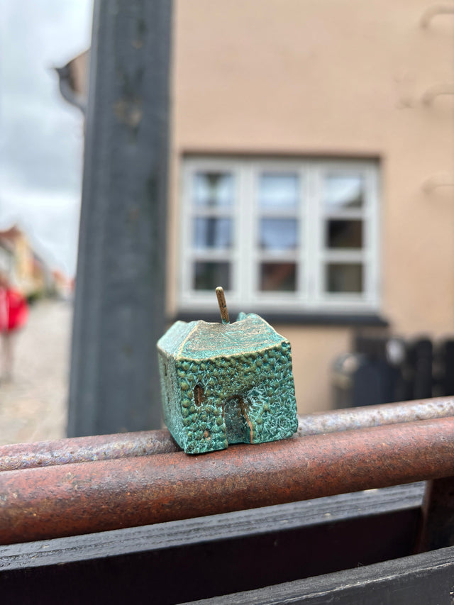 Hus #14 - lille bronze skulptur set fra siden - blågrøn patina - håndlavet af Harritsø