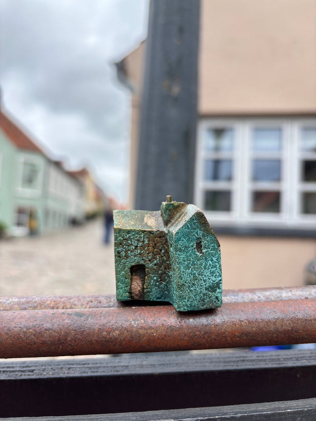 Hus #16 - lille bronze skulptur set fra siden - bueåbning og krystallinsk overflade - håndlavet af Harritsø