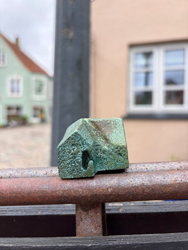Hus #15 - lille bronze skulptur set fra siden - asymmetrisk tag - håndlavet af Harritsø