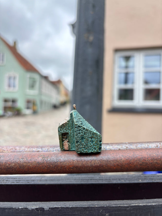Hus #19 - lille bronze skulptur set fra siden - markant åbning i facaden - håndlavet af Harritsø