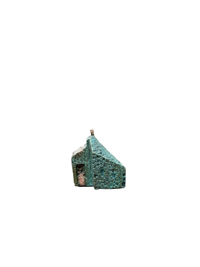 Hus #19 - lille bronze skulptur med diagonalt tag og bulet overflade - blågrøn patina - håndlavet af Harritsø