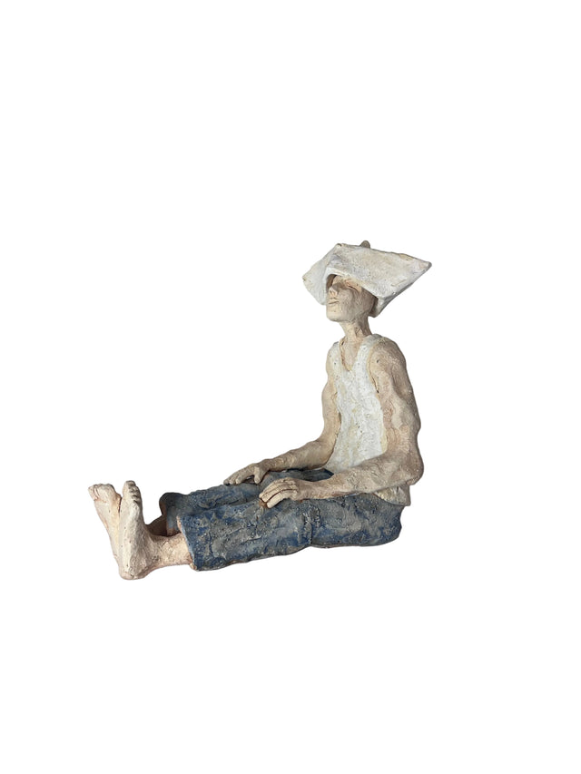 Mand med avishat 01 - keramikskulptur