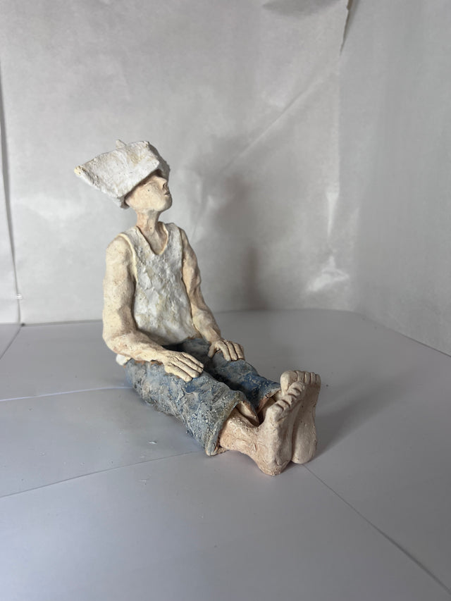 Mand med avishat 01 - keramikskulptur