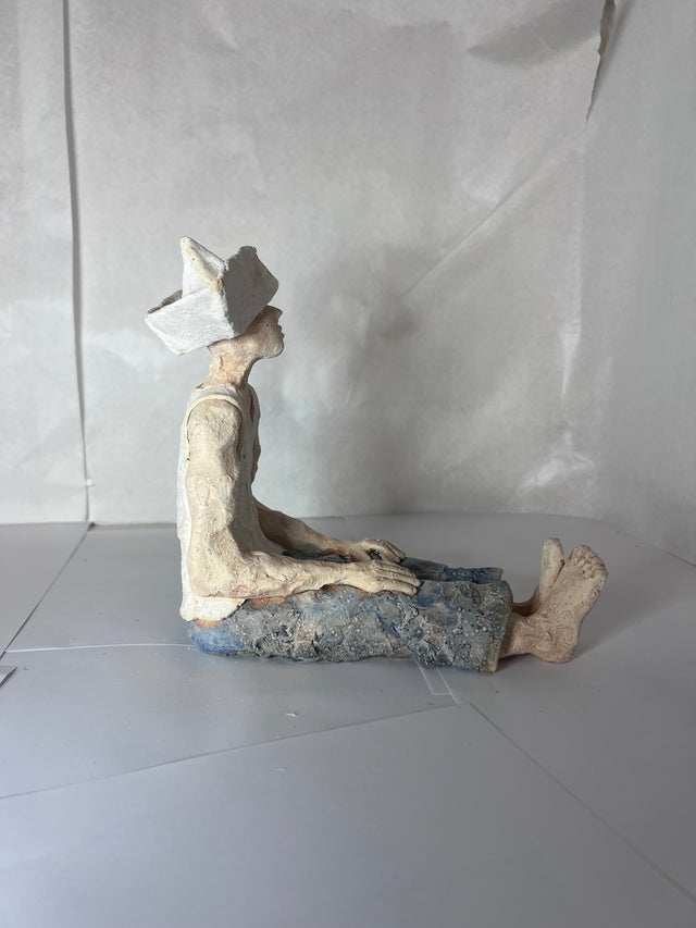 Mand med avishat 01 - keramikskulptur