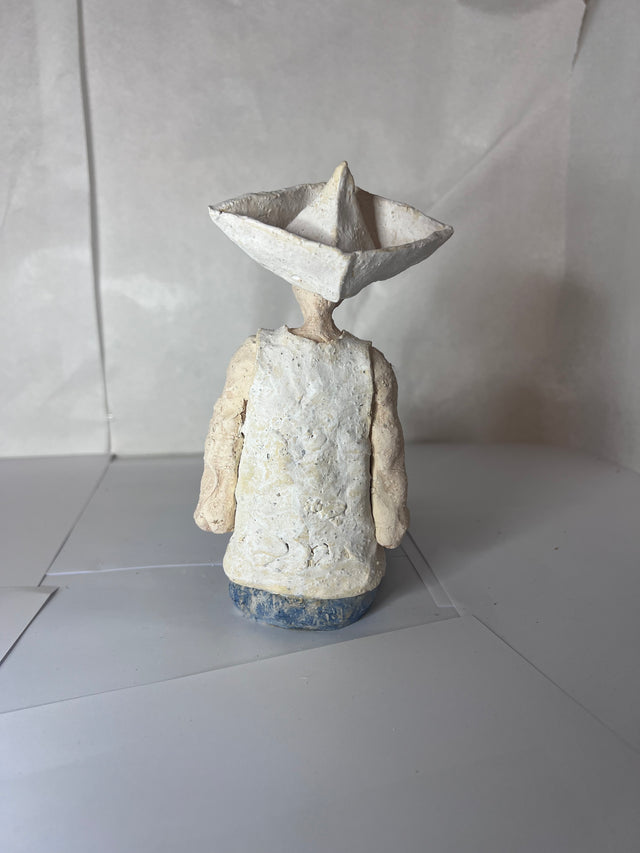 Mand med avishat 01 - keramikskulptur