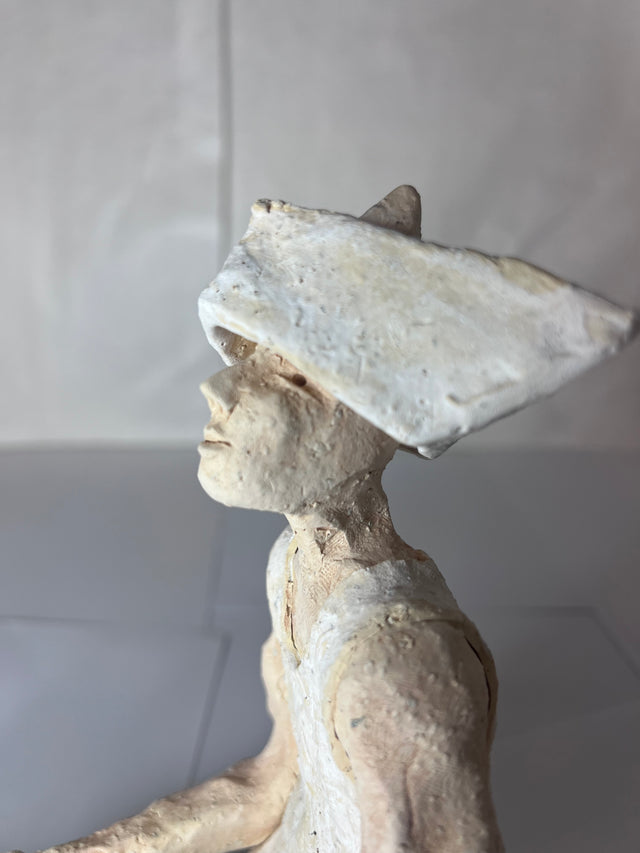 Mand med avishat 01 - keramikskulptur