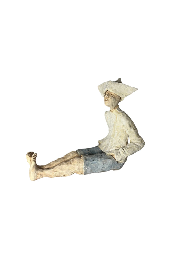 Mand med avishat 02 - keramikskulptur