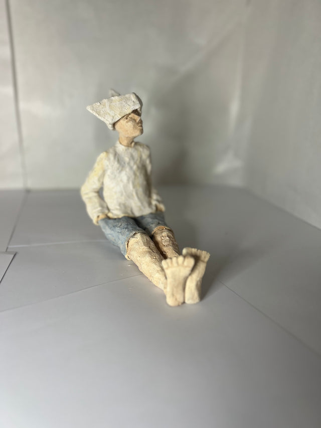 Mand med avishat 02 - keramikskulptur