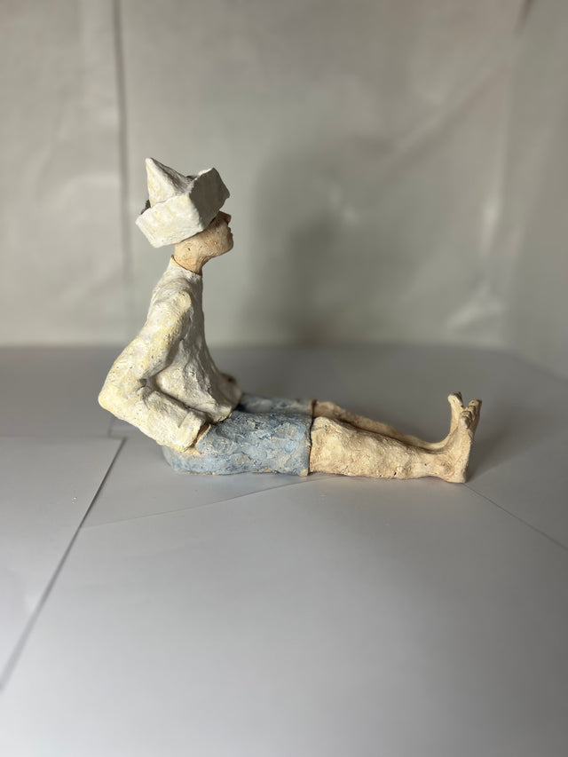 Mand med avishat 02 - keramikskulptur