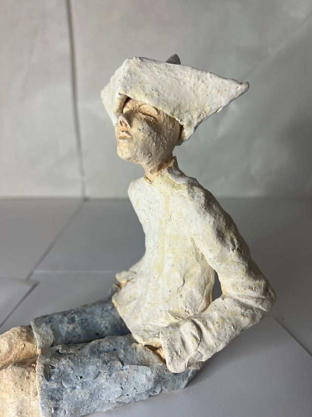 Mand med avishat 02 - keramikskulptur