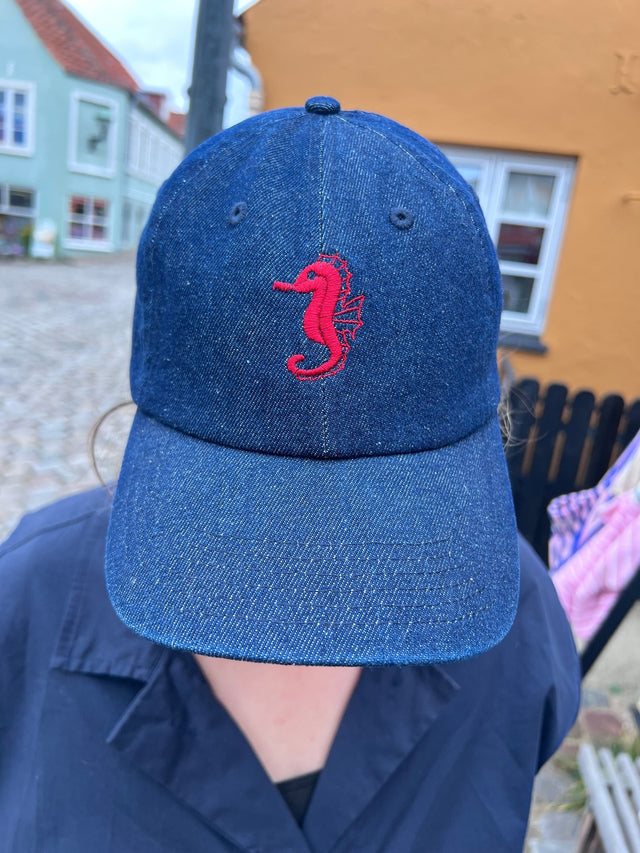 Kasket med broderet søhest i denim blå fra Rustfelt, fotograferet i Ebeltoft