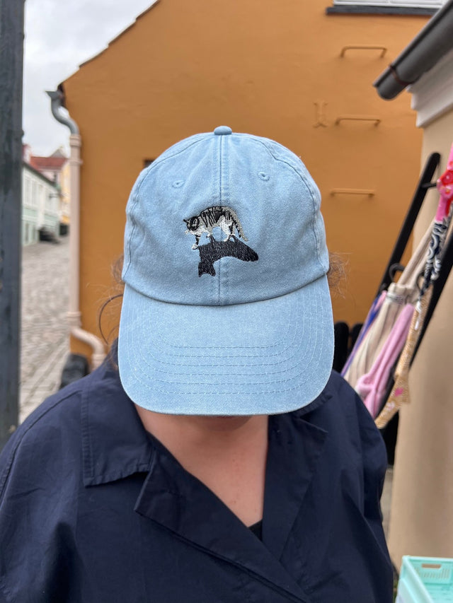Kasket med broderet kat med skygge i blå fra Rustfelt, fotograferet i Ebeltoft