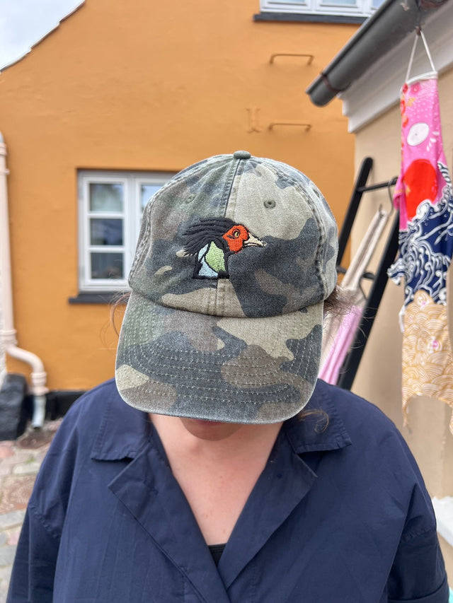 Kasket med broderet Rustfelt fugl i camouflage fra Rustfelt, fotograferet i Ebeltoft