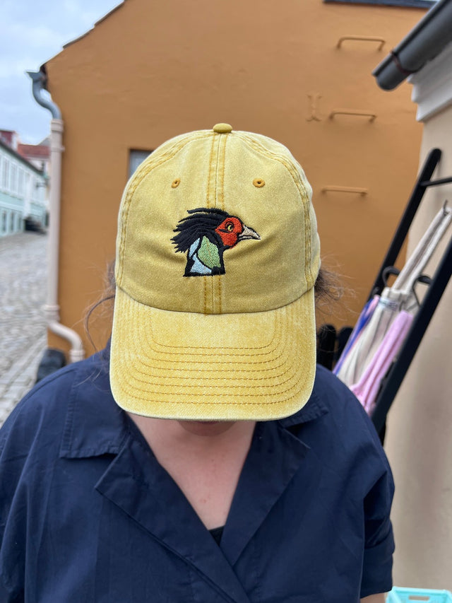 Kasket med broderet Rustfelt fugl i harry gul fra Rustfelt, fotograferet i Ebeltoft