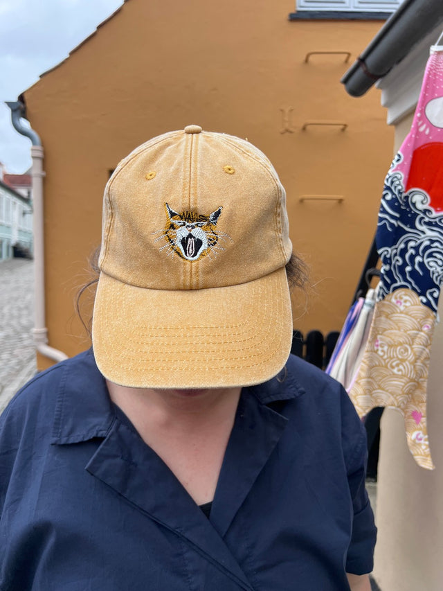 Kasket med broderet gabende kat i orange fra Rustfelt, fotograferet i Ebeltoft