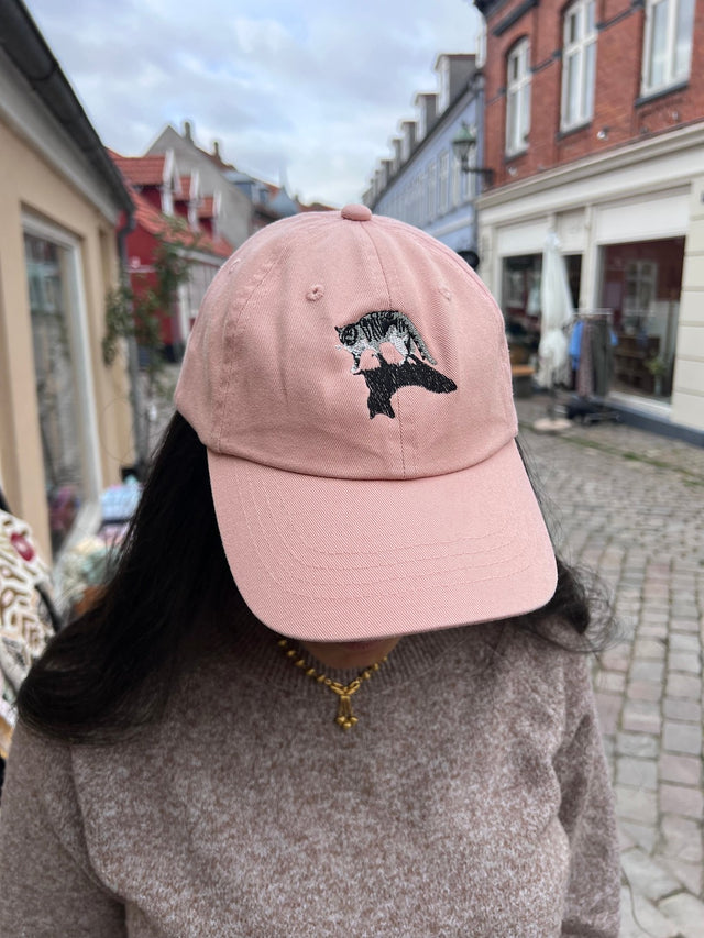 Kasket med broderet kat med skygge i lyserød fra Rustfelt, fotograferet i Ebeltofts gågade