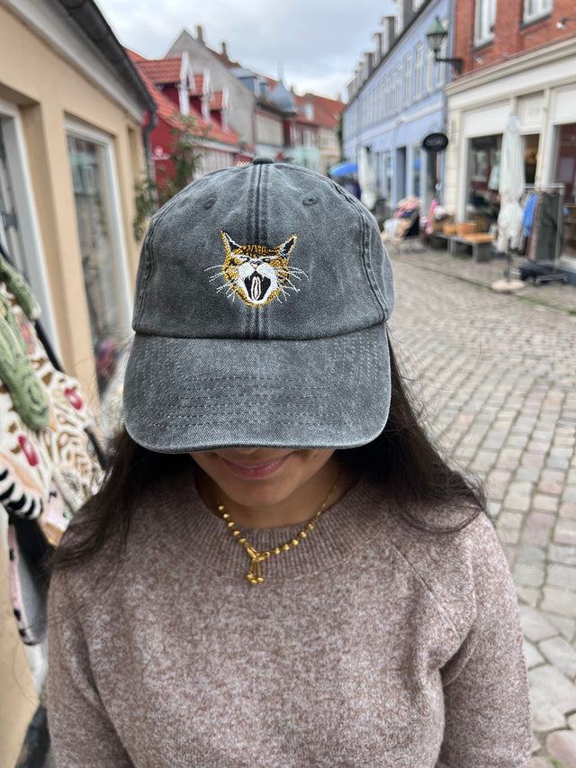Kasket med broderet gabende kat i denim sort fra Rustfelt, fotograferet i Ebeltofts gågade