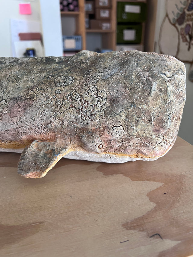 Naerbillede af keramik kaskelothval 05 - taktil glasur i graa og brune nuancer med orangegul kant