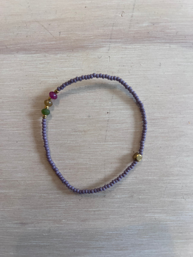 Armbånd Nuri i mauve fra Annavii - lilla glasperler med farvede sten og guld kugle