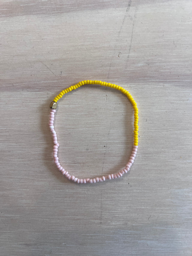 Armbånd Ana i gul fra Annavii - gul og lyserød halvdel med guld kugle