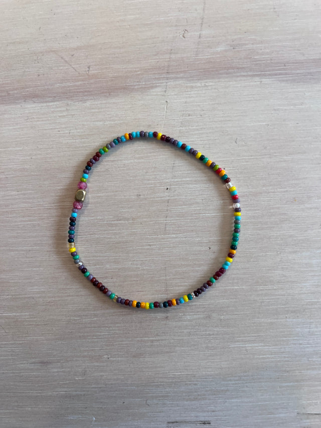 Armbånd Nila Multi fra Annavii - blandede glasperler i jordtoner, turkis og lyse farver