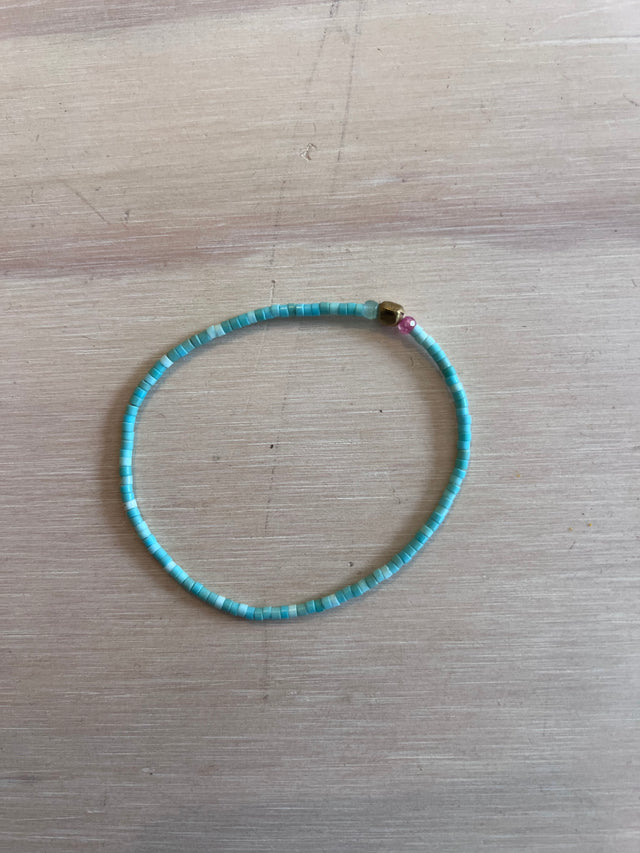 Armbånd Megha i turkis fra Annavii - lyse turkise glasperler med guld kugle og pink sten