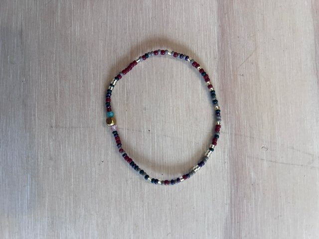 Armbånd Uli Multi i grå fra Annavii - mørke glasperler i bordeaux, navy og grå