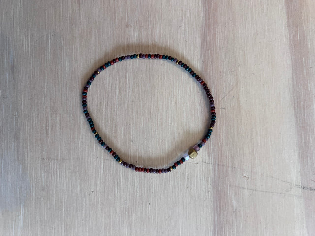 Armbånd Uli Multi i maroon fra Annavii - mørke glasperler i bordeaux, sort og grøn