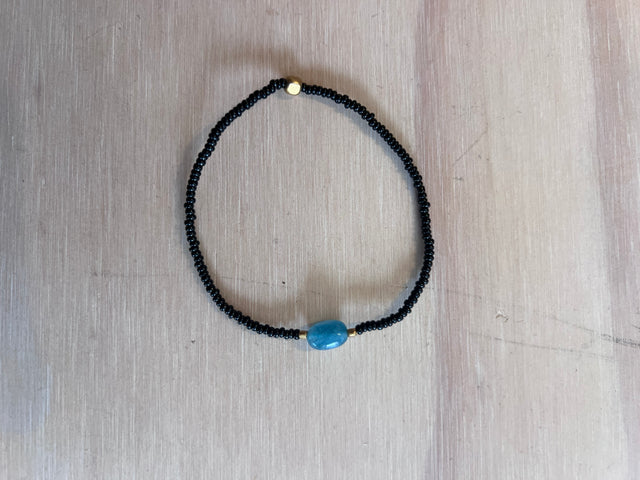 Armbånd Nuri i sort fra Annavii - sorte glasperler med turkis sten og guld kugle