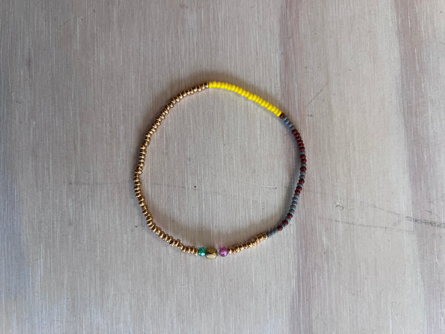 Armbånd Nia i gul fra Annavii - regnbuefarvet glasperler i mange farver med guld kugle