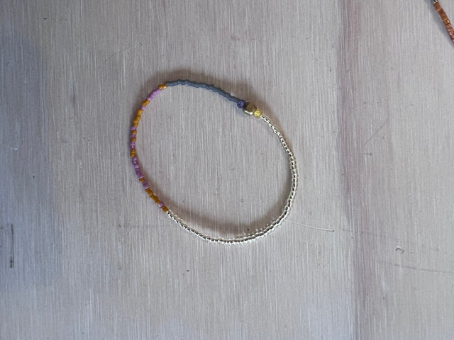 Armbånd Nia i antracit og rosa fra Annavii - sølv og lilla glasperler med guld kugle