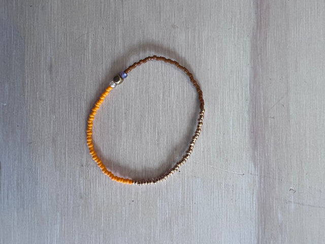 Armbånd Suma Multi i orange fra Annavii - orange og brun halvdel med guld perler
