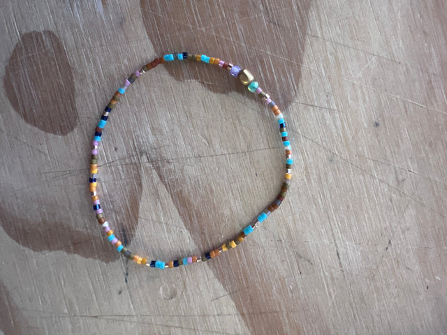 Armbånd Ruby Multi fra Annavii - blandede glasperler i mange farver med guld kugle