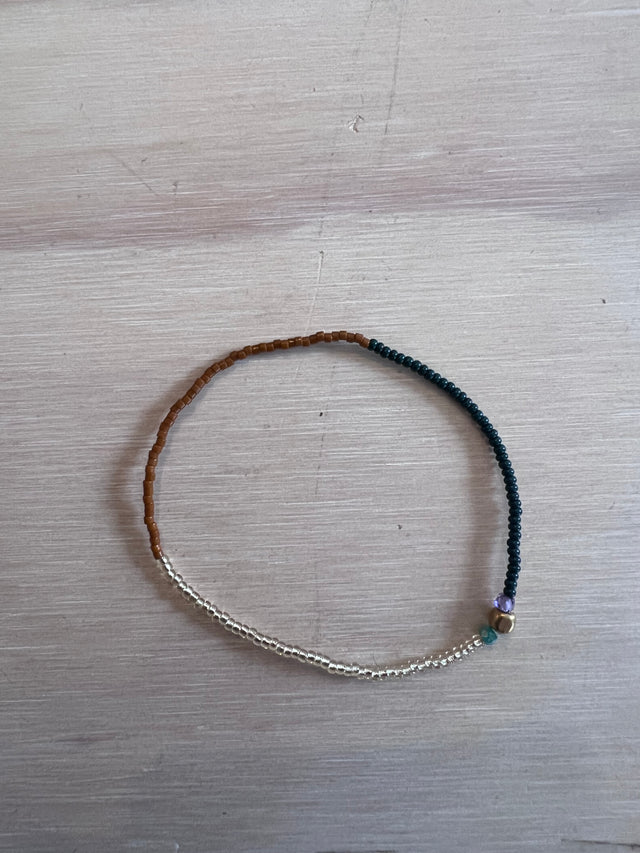 Armbånd Suma Multi i grøn fra Annavii - brun og mørkegrøn halvdel med sølvperler