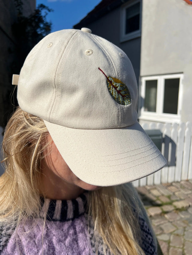 Kasket med broderet blad - hvid