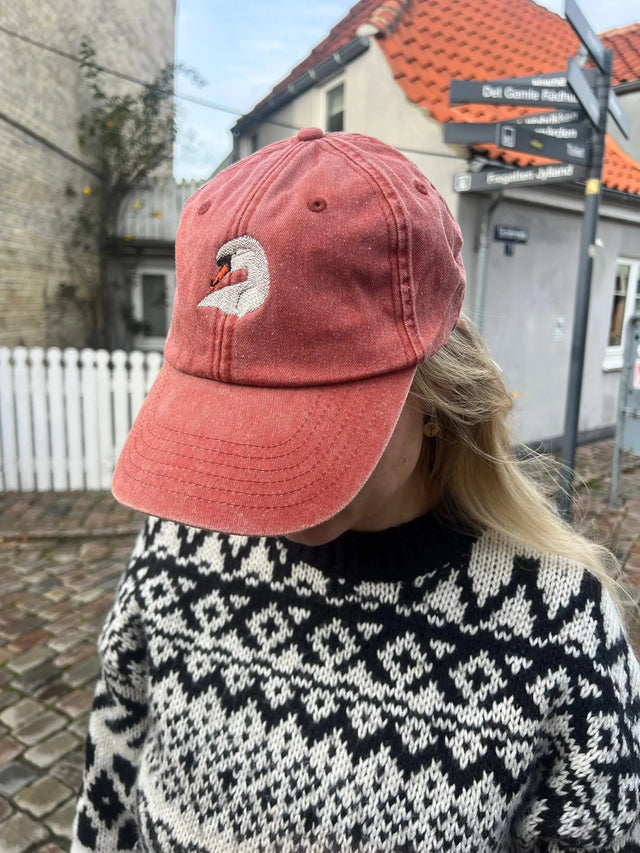 Kasket med broderet svane - rød