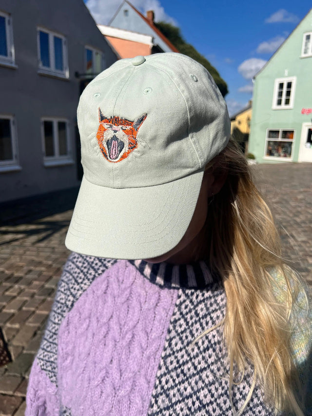 Kasket med broderet kat