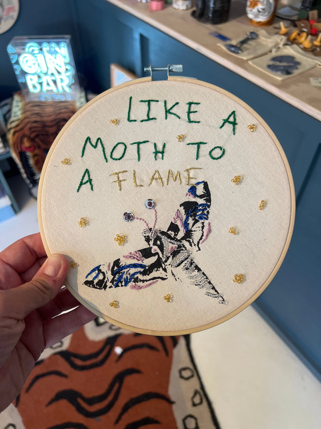Like a moth to a flame - vægbroderi - Mads Dinesen Studio