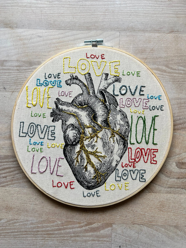 Love love love - vægbroderi - Mads Dinesen Studio