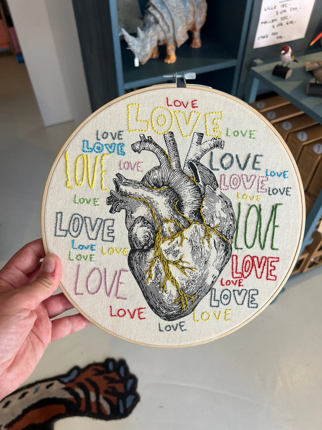 Love love love - vægbroderi - Mads Dinesen Studio