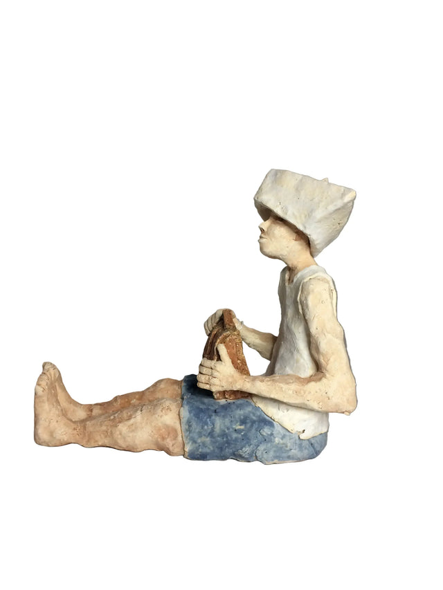 Mand med avishat 01 - keramikskulptur