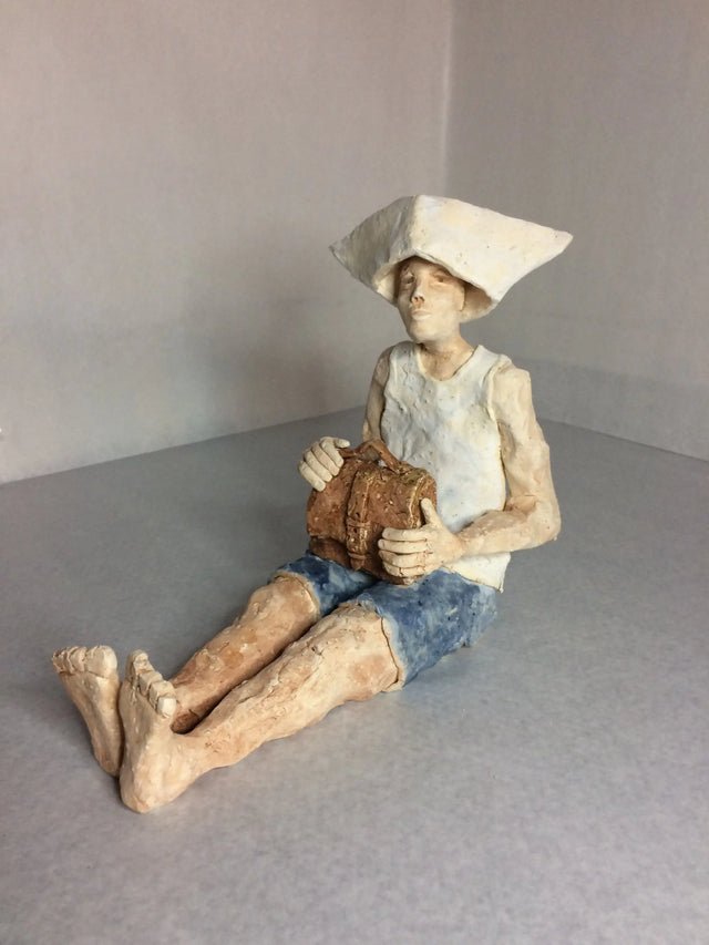 Mand med avishat 01 - keramikskulptur