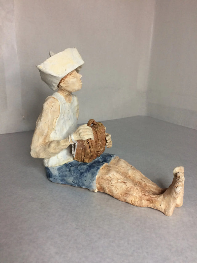 Mand med avishat 01 - keramikskulptur - Ponyklubben