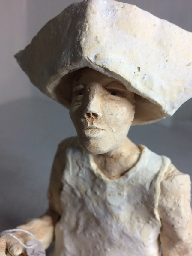 Mand med avishat 01 - keramikskulptur - Ponyklubben