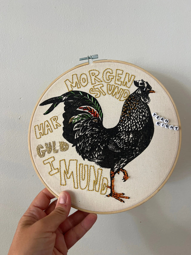 Morgenstund har guld i mund - vægbroderi - Mads Dinesen Studio