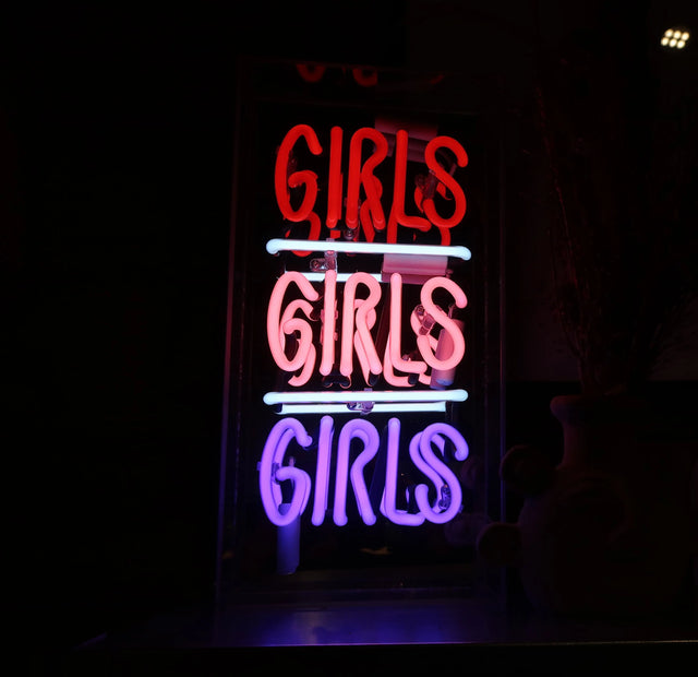 Neonskilt Girls Girls Girls Locomocean