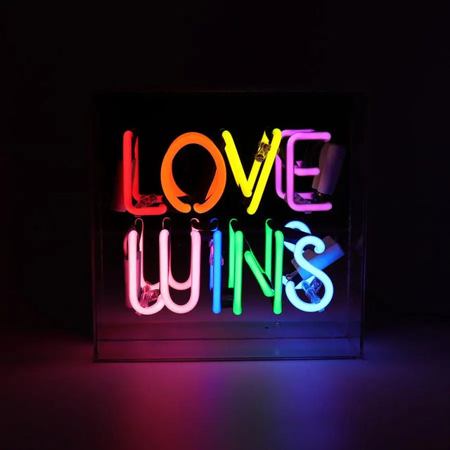 Neonskilt Love Wins Locomocean